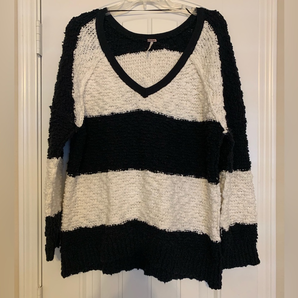 Free People V-Neck B&W Horizontal Striped Knit Sweater Top Size: Large LIKE NEW